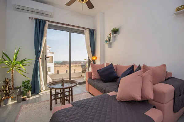 Salón moderno y discreto en Malasaña, ideal para citas privadas