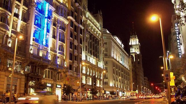 Vista nocturna de Madrid, ideal para encuentros discretos