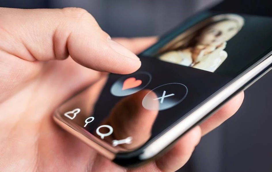 Cliente comprobando datos de escort en su móvil antes de contactar
