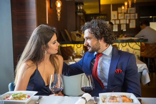 Escort ofreciendo un servicio GFE en una cena elegante en Madrid