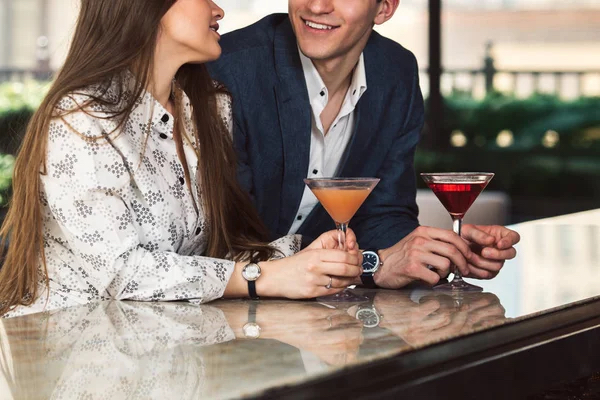 Cliente y escort GFE compartiendo cóctel en un lounge bar en Barcelona