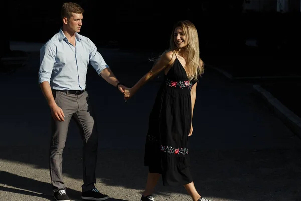 Escort GFE compartiendo un paseo romántico en Barcelona