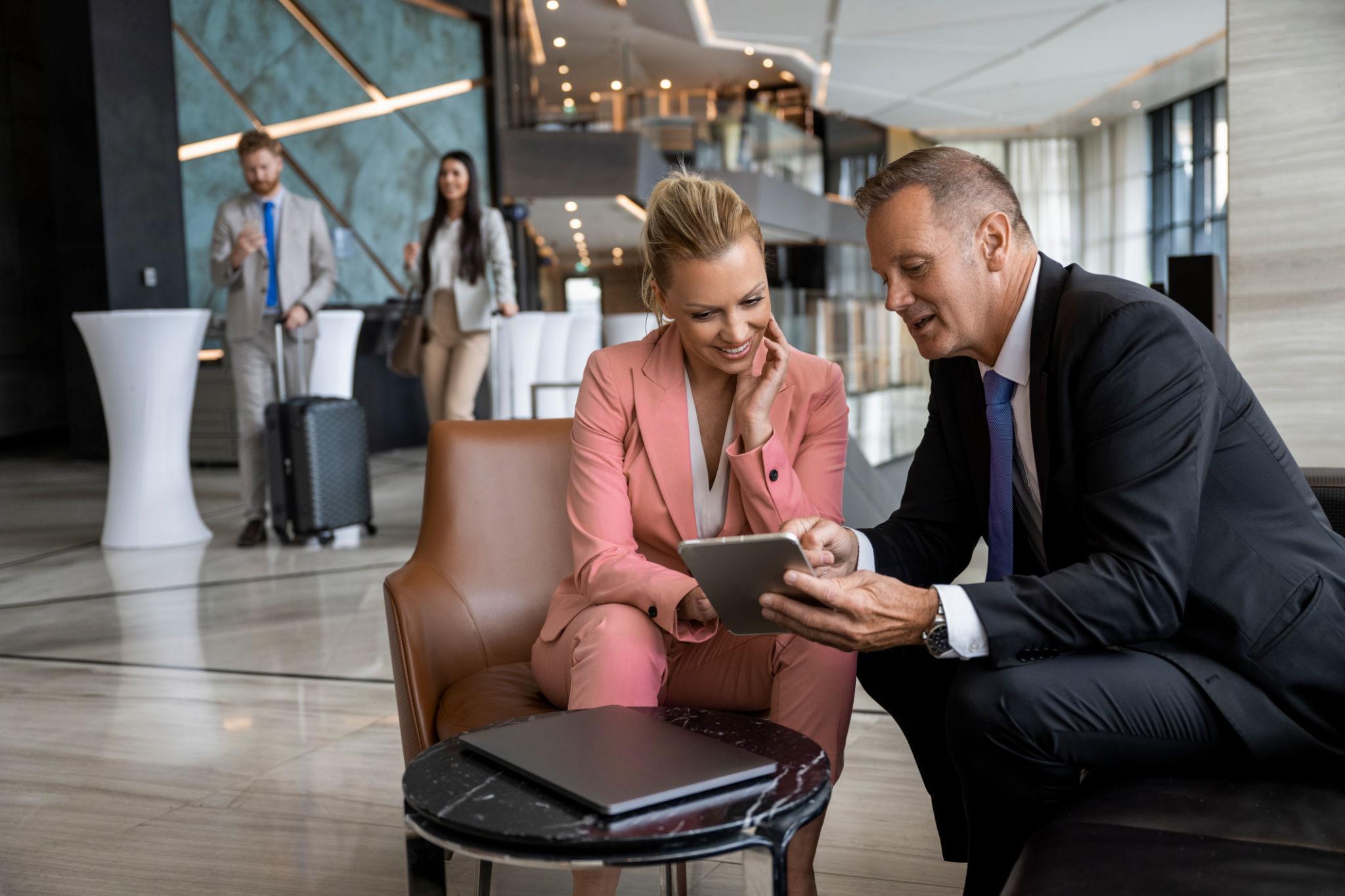 Acompañante con un empresario en un hotel de Barcelona