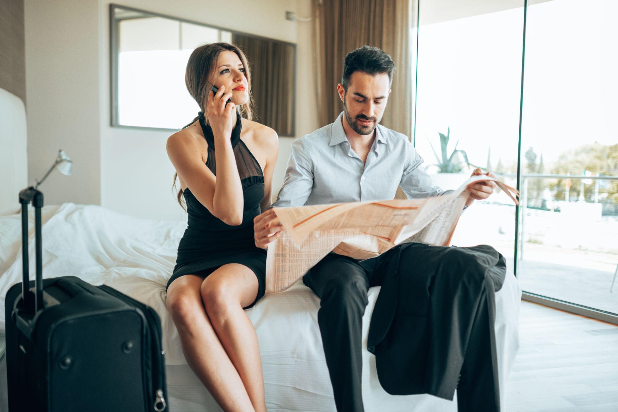 Acompañante en un hotel de lujo con un empresario durante un viaje internacional